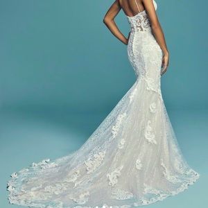 MAGGIE SOTTERO Lynette Ivory Wedding Gown - Size 8. Bustle & train.